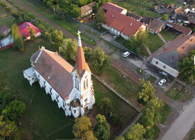 Drohnenaufnahme der Kirche in Giseladorf im August 2022